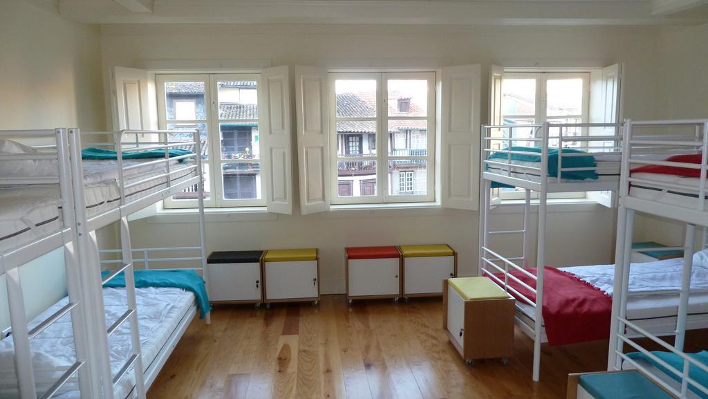 Santiago 31 Hostel Гимарайнш Номер фото
