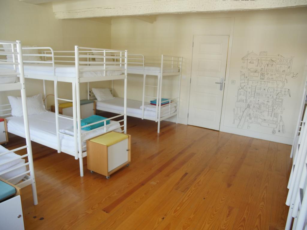 Santiago 31 Hostel Гимарайнш Экстерьер фото
